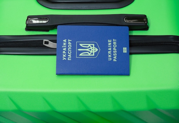 Passeport de l'Ukraine et gros plan de bagages