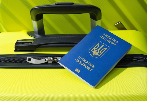 Passeport et valise libre À l'aéroport international avec un passeport ukrainien