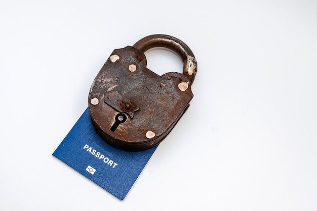 Passeport de voyage bleu verrouillé sur un cadenas sur fond blanc Coronavirus et concept de voyage