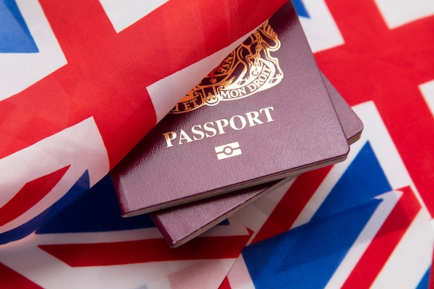 Passeport de voyage du royaume-uni sur un drapeau de grande-bretagne union jack