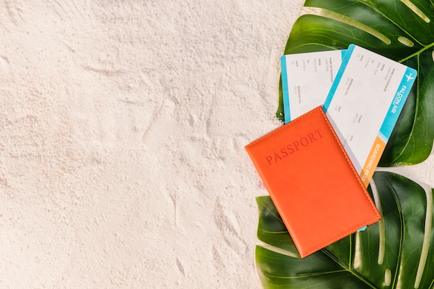 Photo passeports et billets d'avion sur la plage