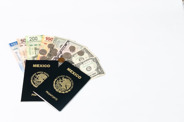 Passeports mexicains et argent sur fond blanc