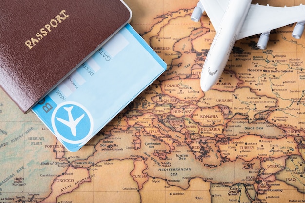 Photo passeports placés sur le concept de carte du monde voyage
