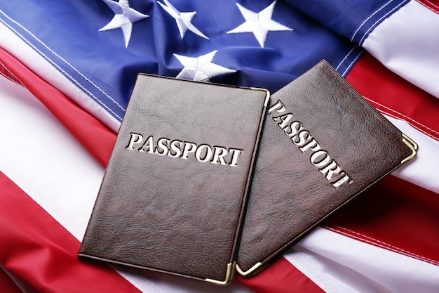 Passeports se trouvant sur le fond du drapeau américain