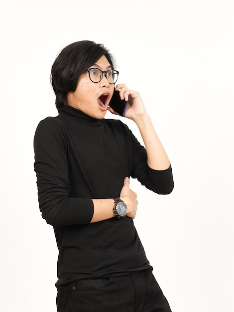 Passer un appel téléphonique à l'aide d'un smartphone avec le visage choqué d'un bel homme asiatique isolé sur blanc