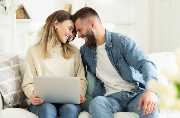 Passer du temps ensemble Couple d'amoureux à surfer sur Internet sur un ordinateur portable