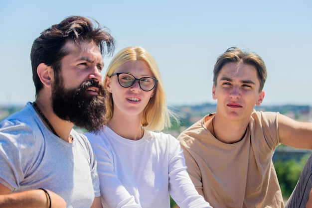 Passer du temps ensemble. Hommes et femmes parlant de fond de nature. Passer du temps avec des amis. Détente jeunesse. Concept d'amis insouciants. Vraie amitié. Vacances d'été. Amis joyeux communiquant.