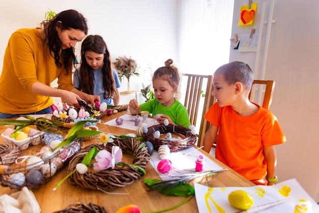 Passer du temps à préparer Pâques avec les enfants