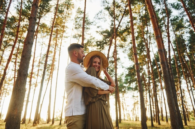 Passer du temps le week-end Un couple heureux est à l'extérieur dans la forêt pendant la journée