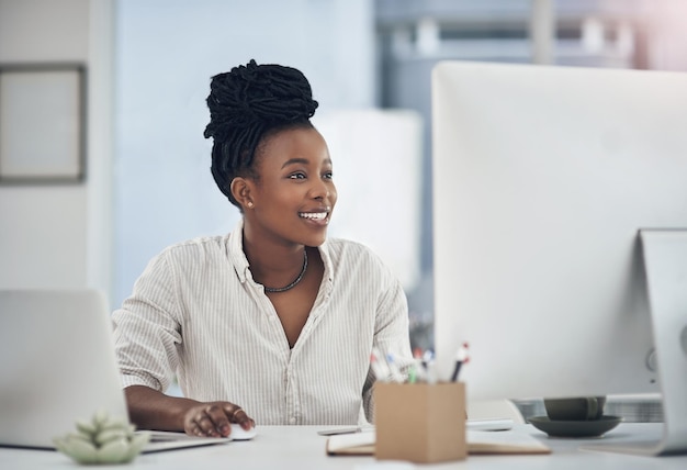 Passer des heures pour voir les résultats Photo d'une jeune femme d'affaires travaillant à son bureau dans son bureau