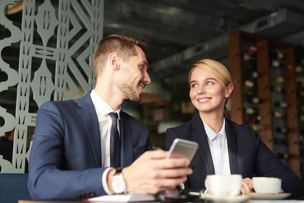 Passer une pause au café