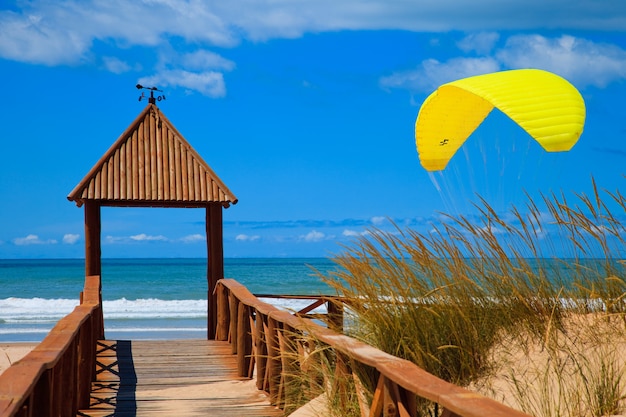 Passerelle d&#39;accès à la plage de Cortadura à Cadix et parapente