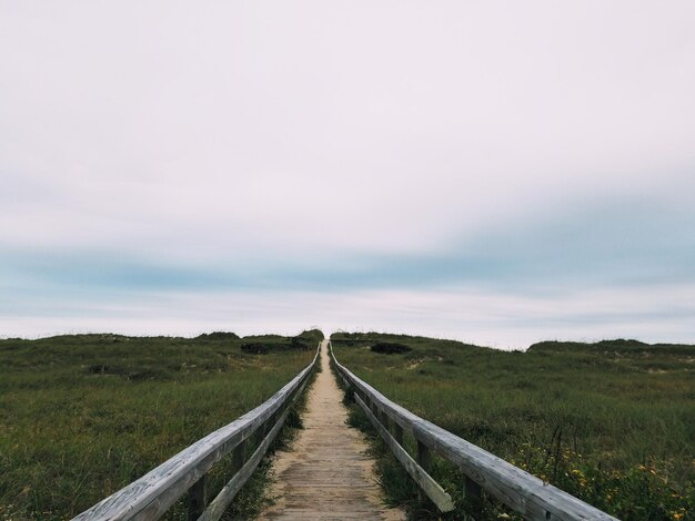 Une passerelle au milieu du paysage contre le ciel