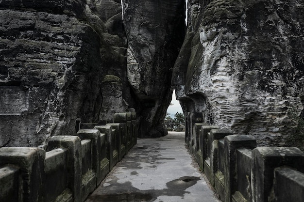 Une passerelle au milieu des montagnes