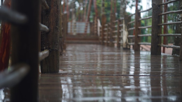 Une passerelle en bois avec une clôture en arrière-plan