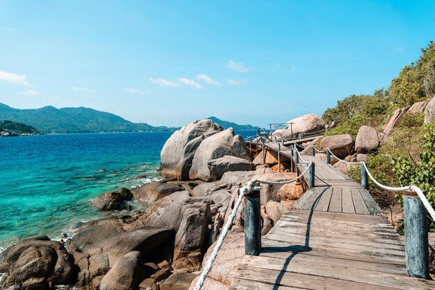 Photo passerelle en bois sur koh tao thaïlande