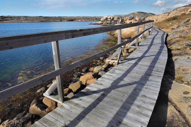 Passerelle en bois le long de la mer de la côte rocheuse suédoisexA