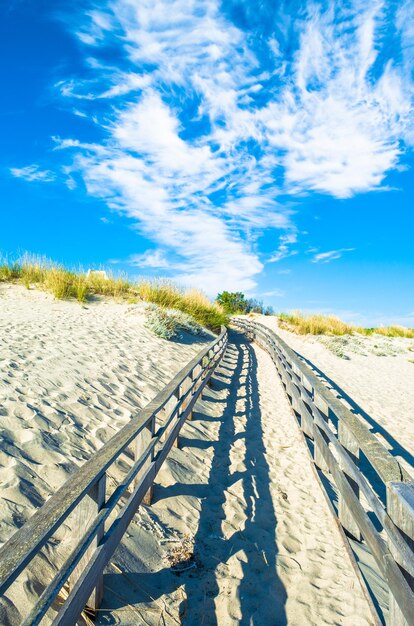 Passerelle en bois sur la plage