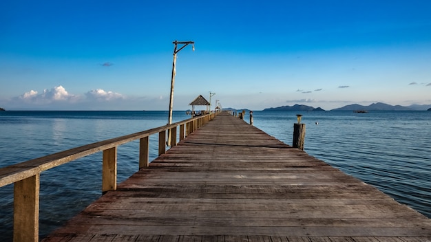 Passerelle en bois vue mer