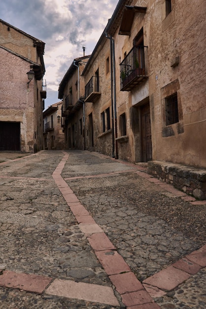 Une passerelle en brique rouge dans une rue de Pedraza, Espagne