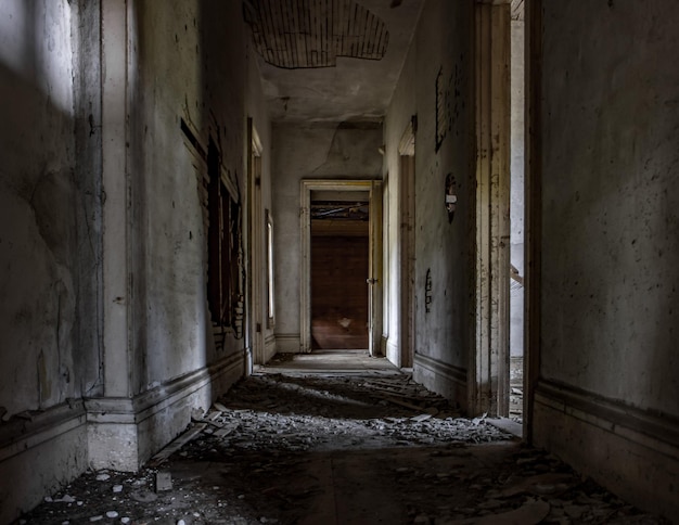 Une passerelle dans un bâtiment abandonné