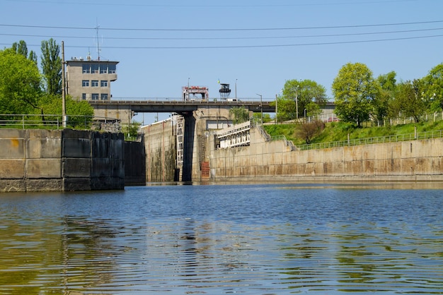 Passerelle dans la centrale hydroélectrique de Svetlovodsk sur le fleuve Dniepr Ukraine