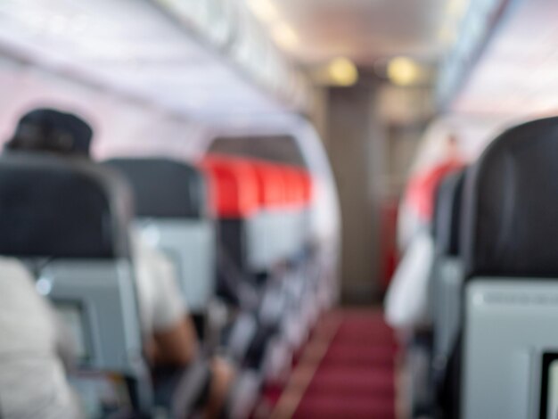 Photo passerelle floue entre les sièges de la cabine de classe économique en avion