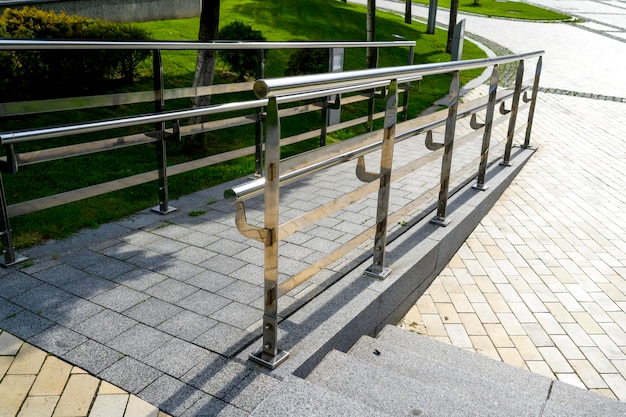 Passerelle en granit et marbre avec garde-corps chromés