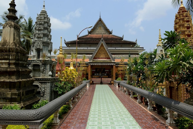 Une passerelle menant au temple historique contre le ciel