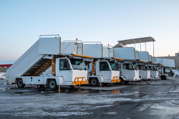 Passerelle mobile d'avions en rangée pour l'embarquement et le débarquement des passagers sur le parking