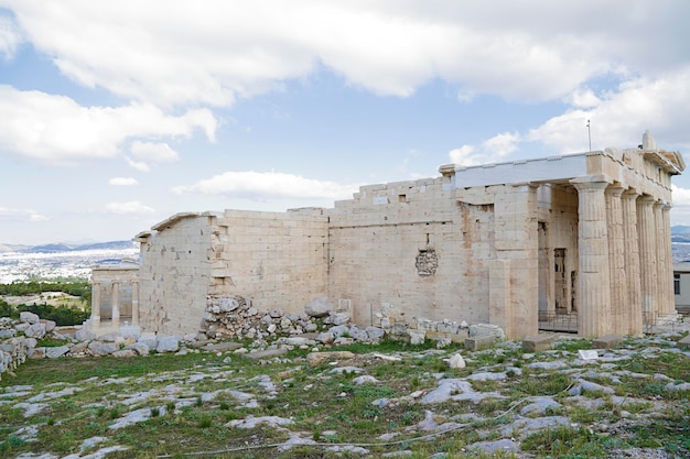 La passerelle monumentale des Propylées dans l'Acropole Athènes Grèce