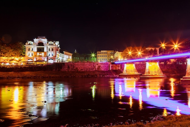 Passerelle d'octobre nuit uzhgorod ukraine feux de route