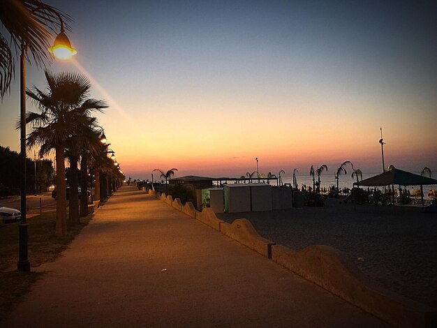 Photo une passerelle par la mer contre le ciel au lever du soleil