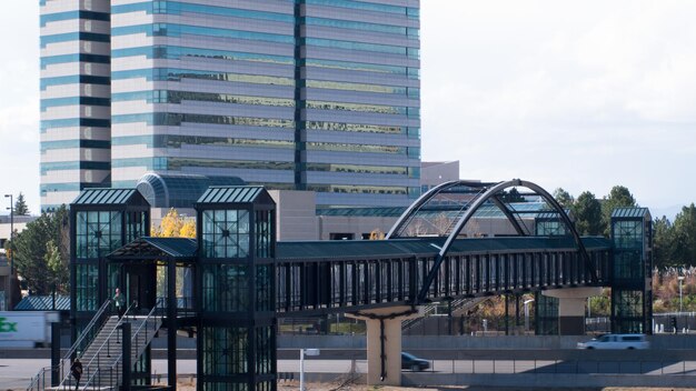 Passerelle piétonne au-dessus de l'autoroute.