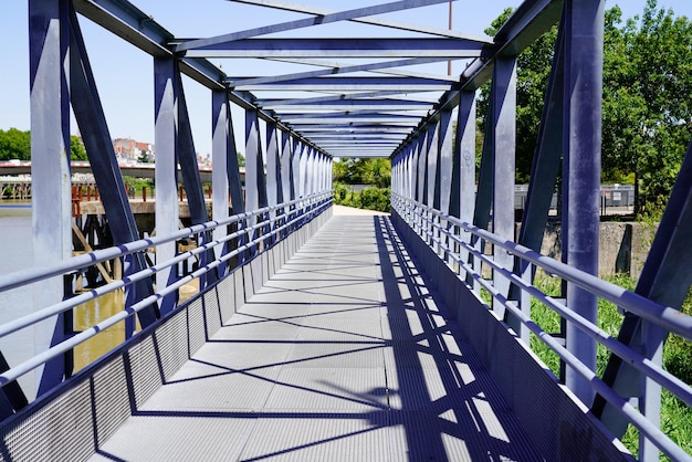 Passerelle de pont en acier pour piétons au-dessus du sol avec perspective de construction moderne