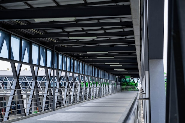 Passerelle de pont moderne à l'hôpital se connecte entre le bâtiment