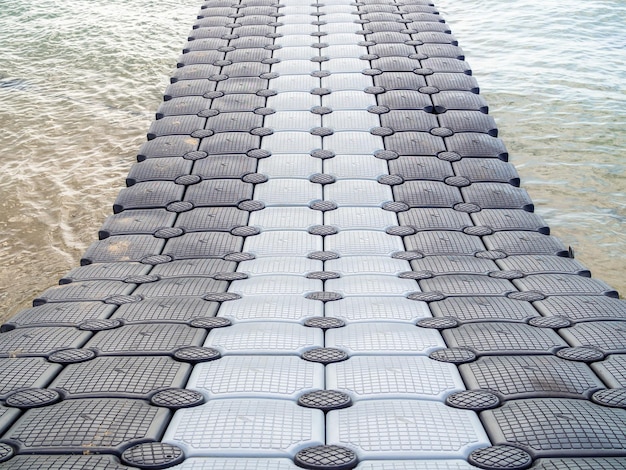 Passerelle de ponton en plastique flottant dans la mer