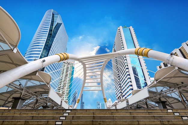 Passerelle publique de Chong Nonsi au centre d'affaires de Sathorn avec un ciel bleu vif et un bâtiment d'architecture moderne, point de repère de la métropole de Bangkok, Thaïlande