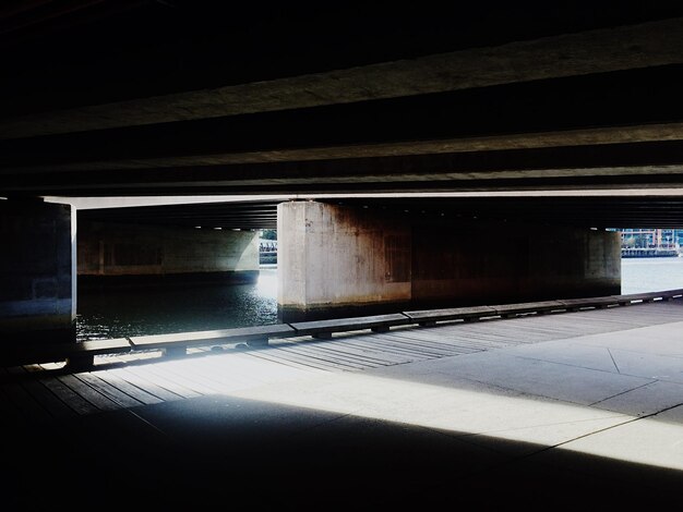 Passerelle vide le long des bâtiments