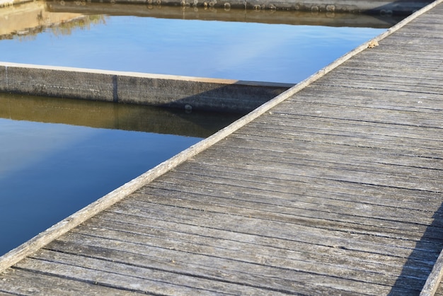 Passerelles en bois traversant d'anciens étangs d'eau de mer pour l'ostréiculture