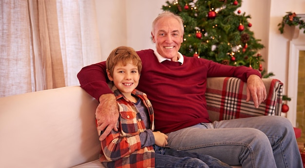 Passez un joyeux petit Noël Photo d'un jeune garçon et de son grand-père à Noël