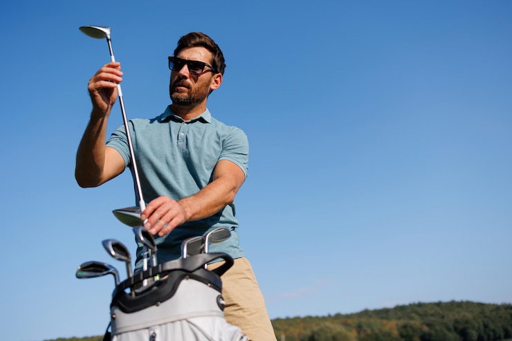 Photo un passionné de golf se prépare pour le swing parfait
