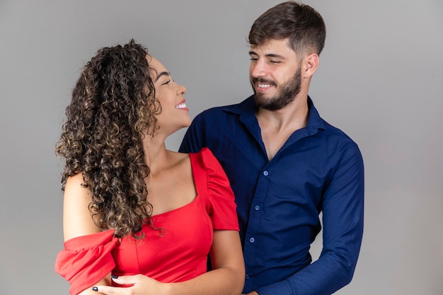 Passionné jeune couple d'amoureux sur fond gris avec place pour texte Saint Valentin beau jeune couple