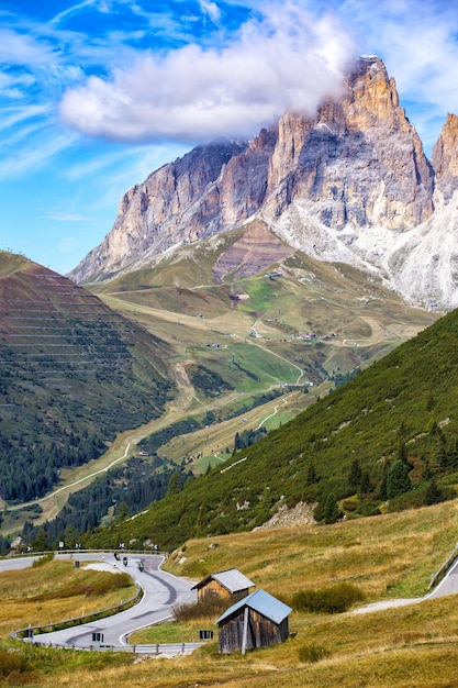 Passo Pordoi. Route de montagne - serpentine dans les montagnes Dolomites, Italie