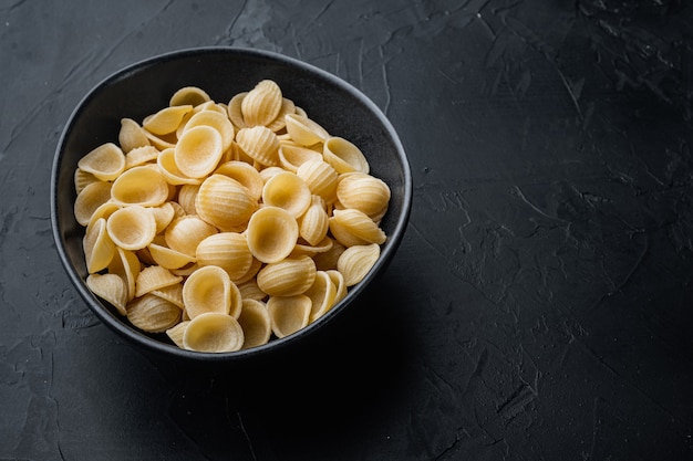 Pasta almentica séchée sur fond noir