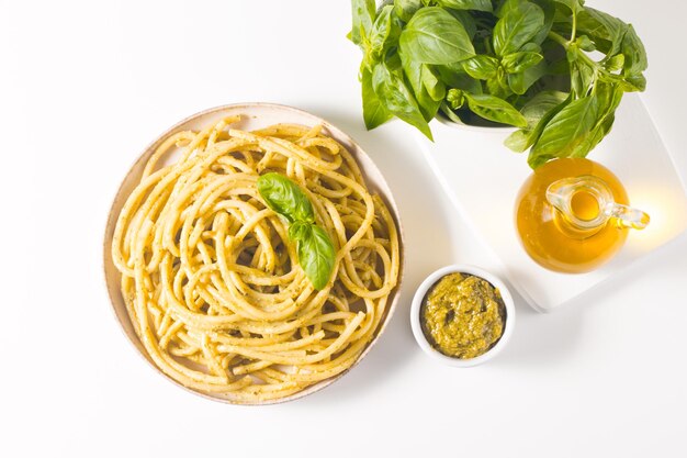 Pasta aux spaghettis avec sauce pesto, basilic, noix de cajou et parmesan Ingrédients