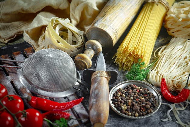Photo pasta en composition avec des légumes dans la cuisine