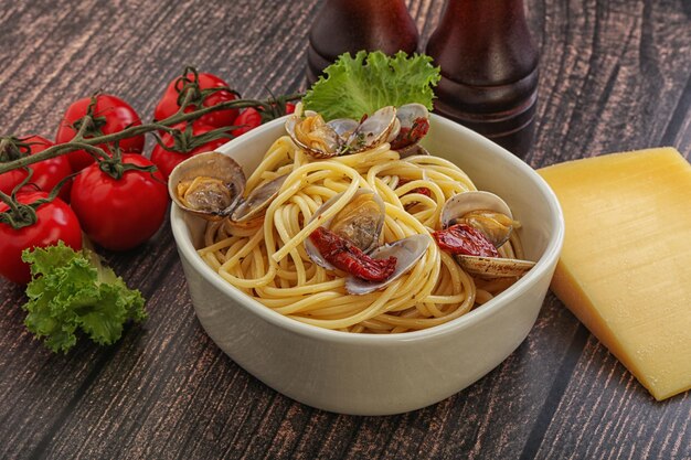 Pasta avec du vongole et de la tomate