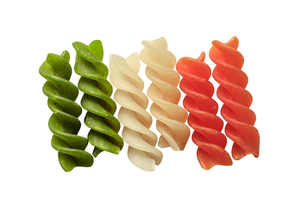 Pasta fusilli italien dans les couleurs du drapeau isolé sur fond blanc en gros plan