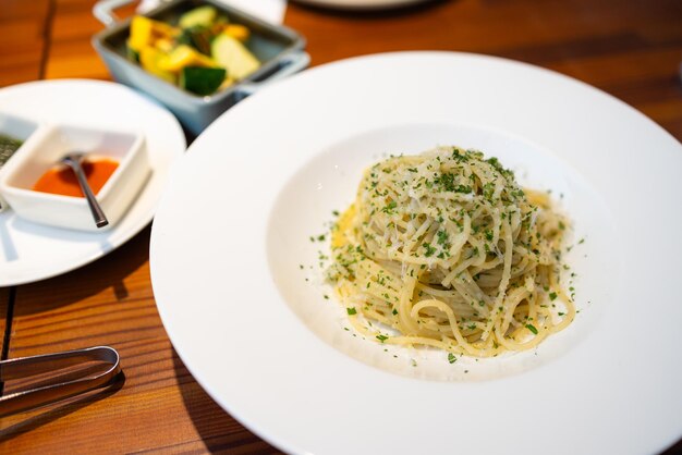 Photo pasta avec des herbes et du fromage